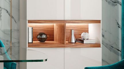 Vitrine April